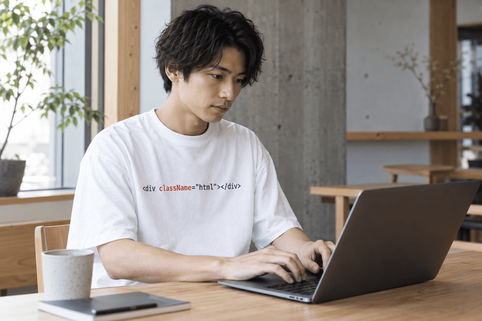 PCでコードを書く着用カット